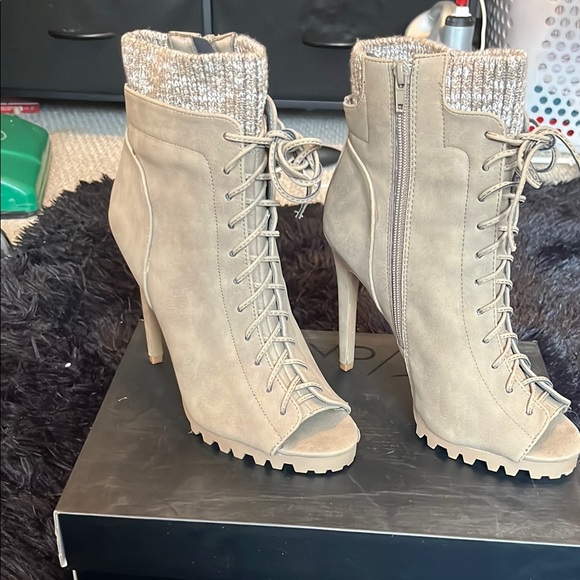 Shoe Dazzle Tan Heeled Boots with Rugged Design - Picture 4 of 4